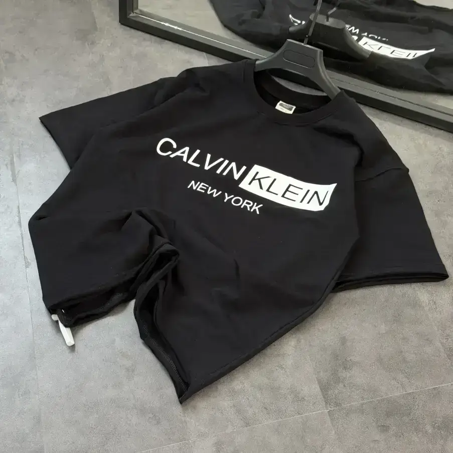 تیشرت باکسی مینیمال Calvin klein - تصویر 2