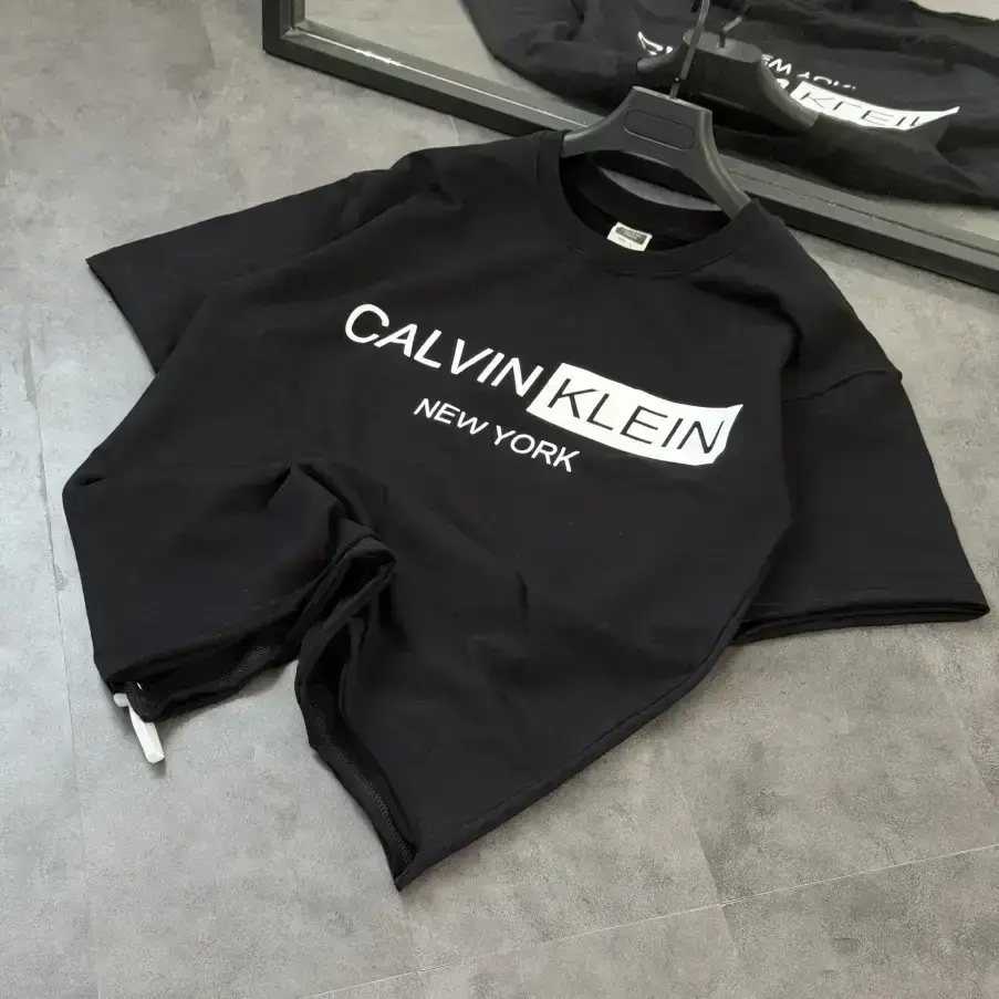 تیشرت باکسی مینیمال Calvin klein - تصویر 2