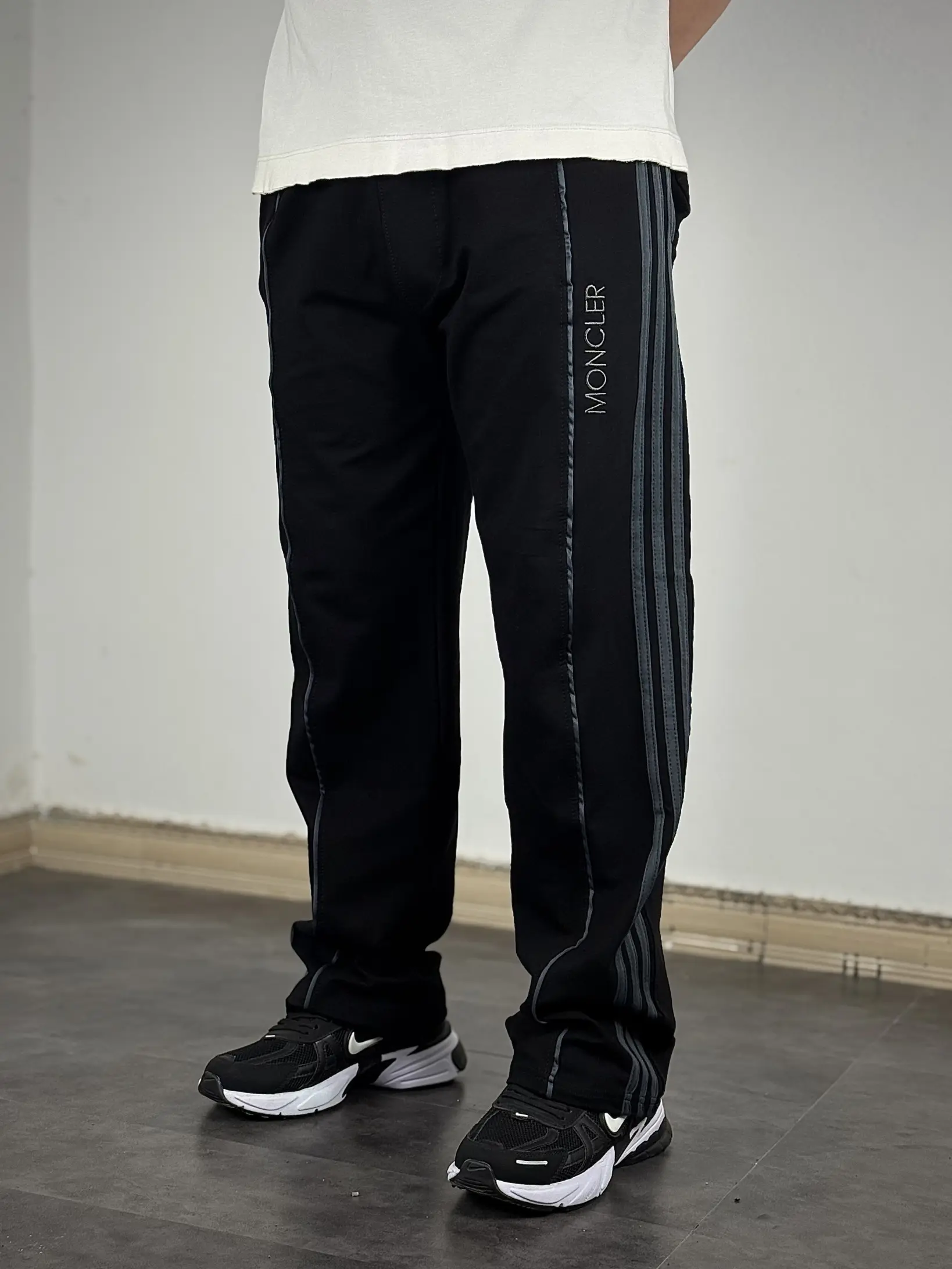 اسلش نیم بگ گلدوزی MONCLER - تصویر 1